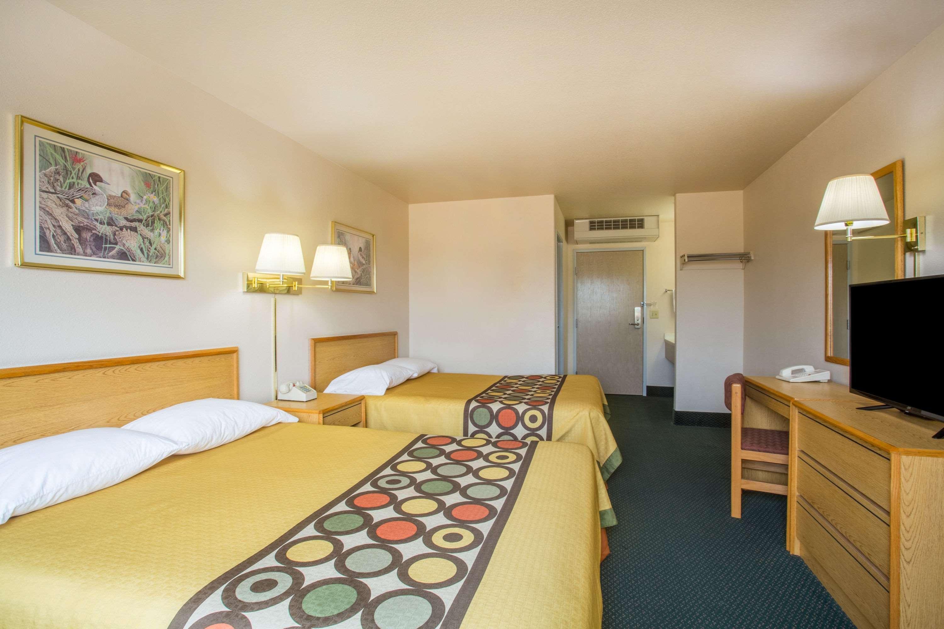 Super 8 By Wyndham Hamilton Hotel Exterior photo