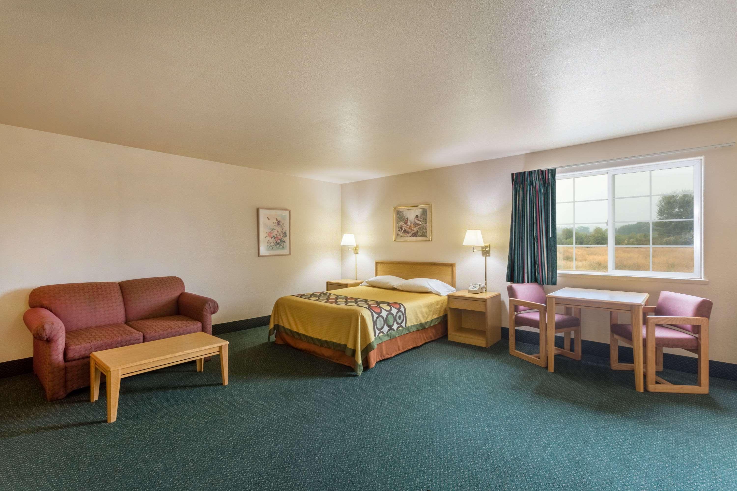Super 8 By Wyndham Hamilton Hotel Exterior photo