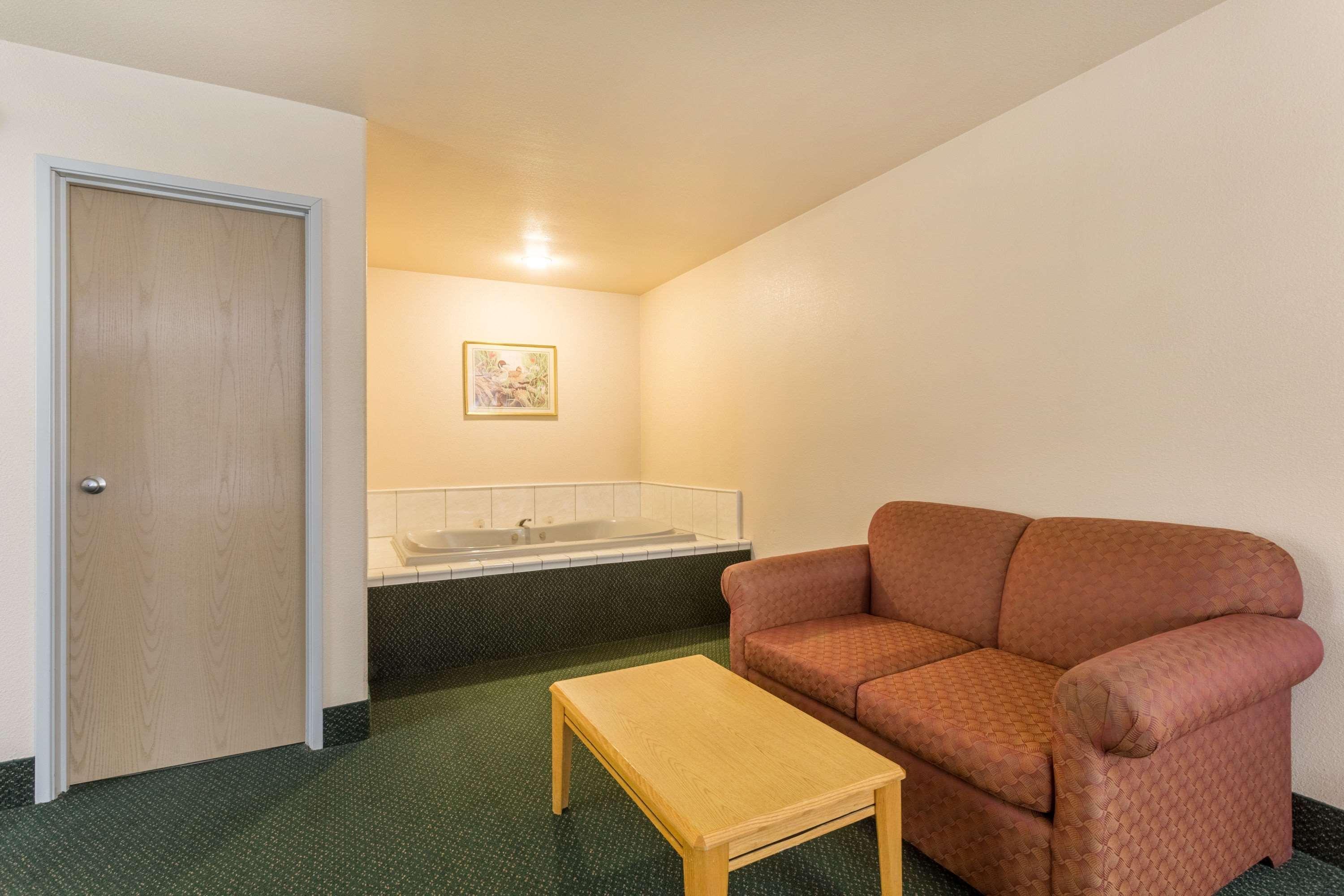 Super 8 By Wyndham Hamilton Hotel Exterior photo