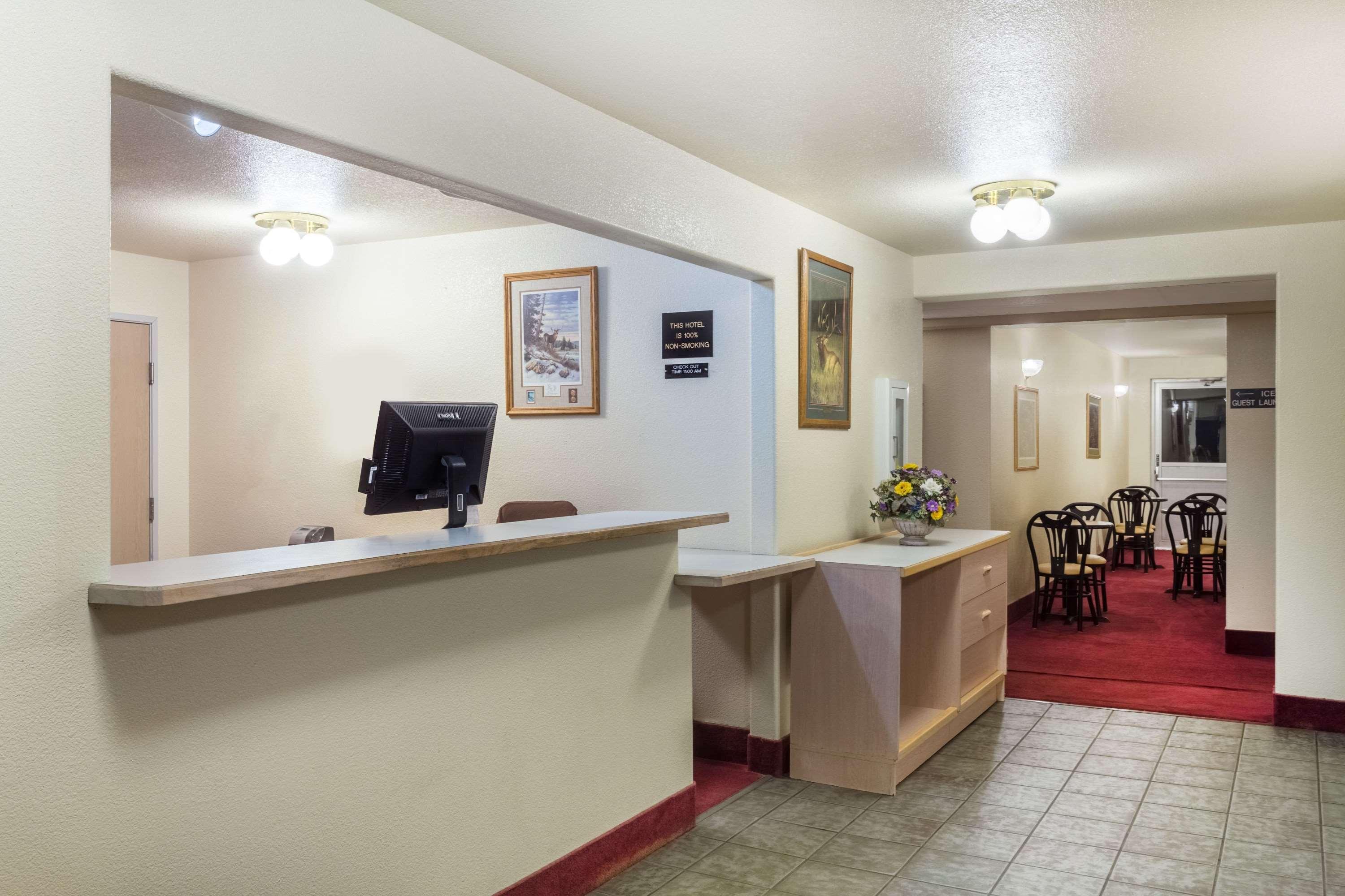 Super 8 By Wyndham Hamilton Hotel Exterior photo