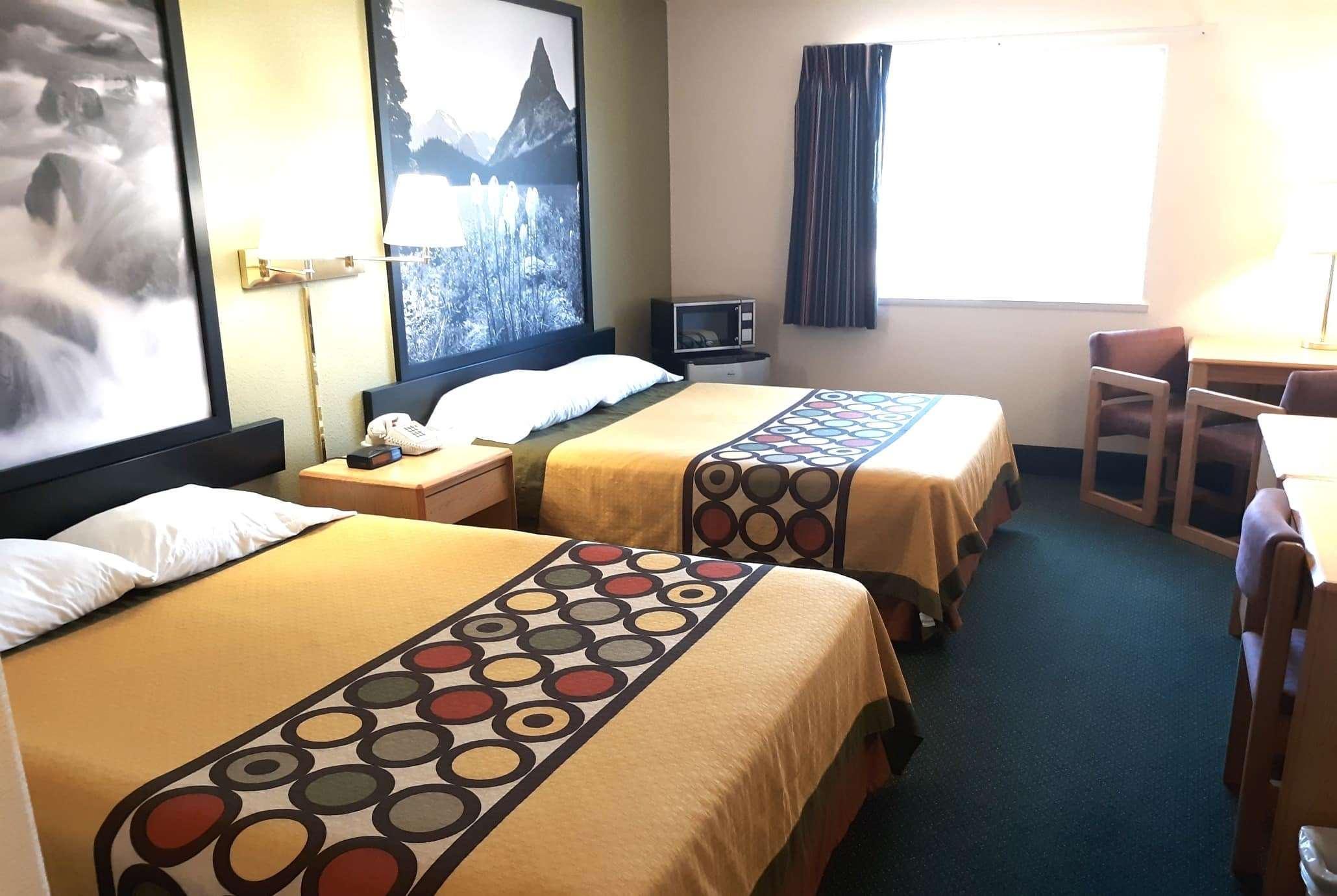 Super 8 By Wyndham Hamilton Hotel Exterior photo