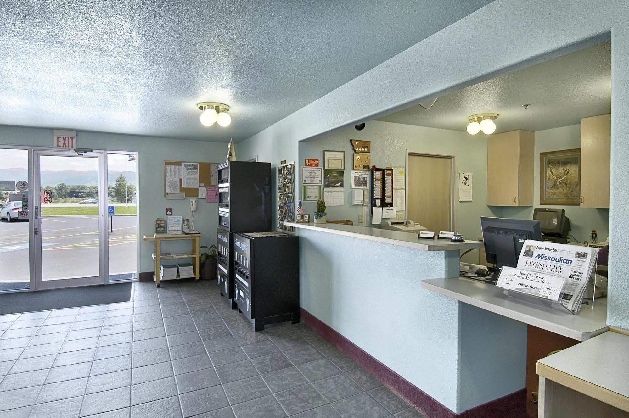 Super 8 By Wyndham Hamilton Hotel Exterior photo