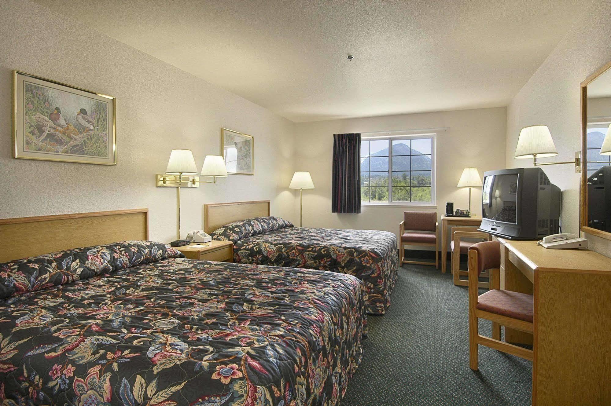 Super 8 By Wyndham Hamilton Hotel Room photo